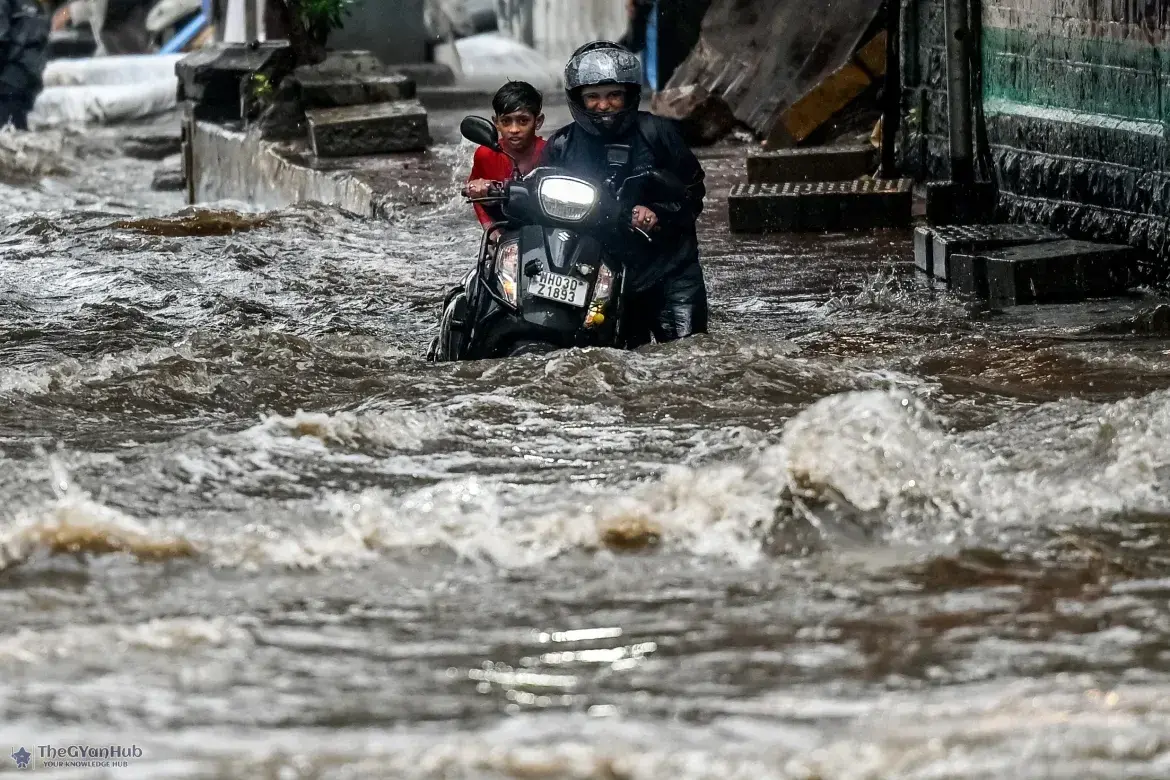 मुंबई में भीषण तबाही: गाड़ियों के बाद अब जहाज भी डूबे, पूरा शहर संकट में