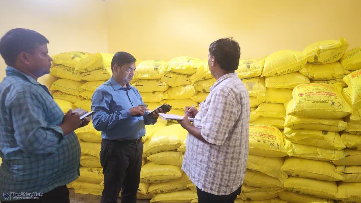 यूपी में यूरिया का खेल- लोग कर रहे हैं कालाबाजारी की हद पार,बाराबंकी में पति-पत्नी के नाम पर 6 बीघा जमीन और बेच दी 85 बोरी खाद।