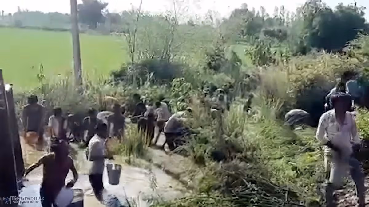 गोंडा में बाल्टी और ड्रम लेकर डीजल लूटने के लिए दौड़े लोग।