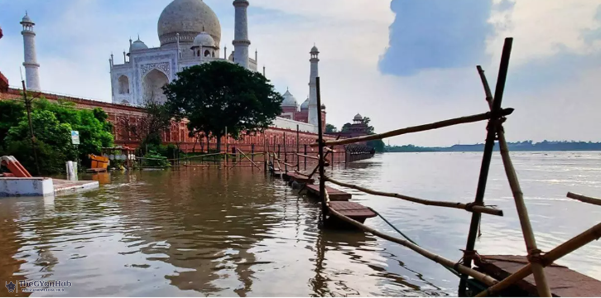 47 साल बाद टूटा रिकॉर्ड: ताजमहल तक पहुँचा यमुना का पानी, ऐतिहासिक धरोहर पर मंडराया खतरा !