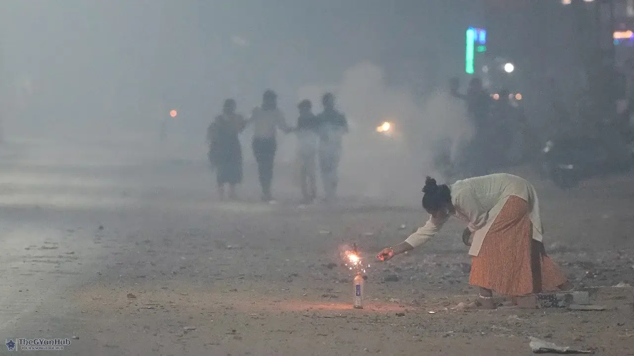 पटाखों के धुएं ने बढ़ाई फेफड़ों की परेशानी, प्रदूषण से शहरों में हाहाकार
